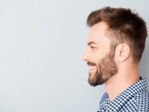 Tratamento clínico para falhas na barba em Curitiba
